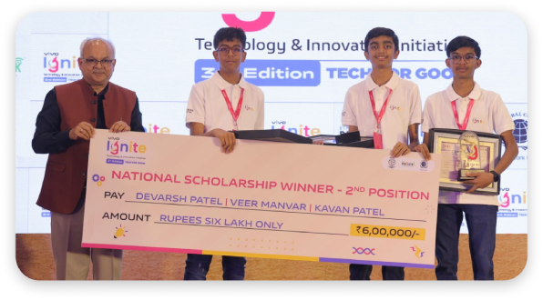 Shubhashree Sahu receiving the cash reward of ₹ 5 Lakh 2nd prize at vivo Ignite 2023.