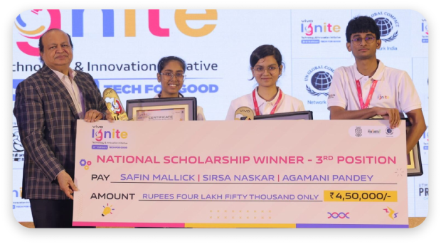 Shreyansh Nayak receiving the cash reward of ₹ 4 Lakh 3rd prize at vivo Ignite 2023.